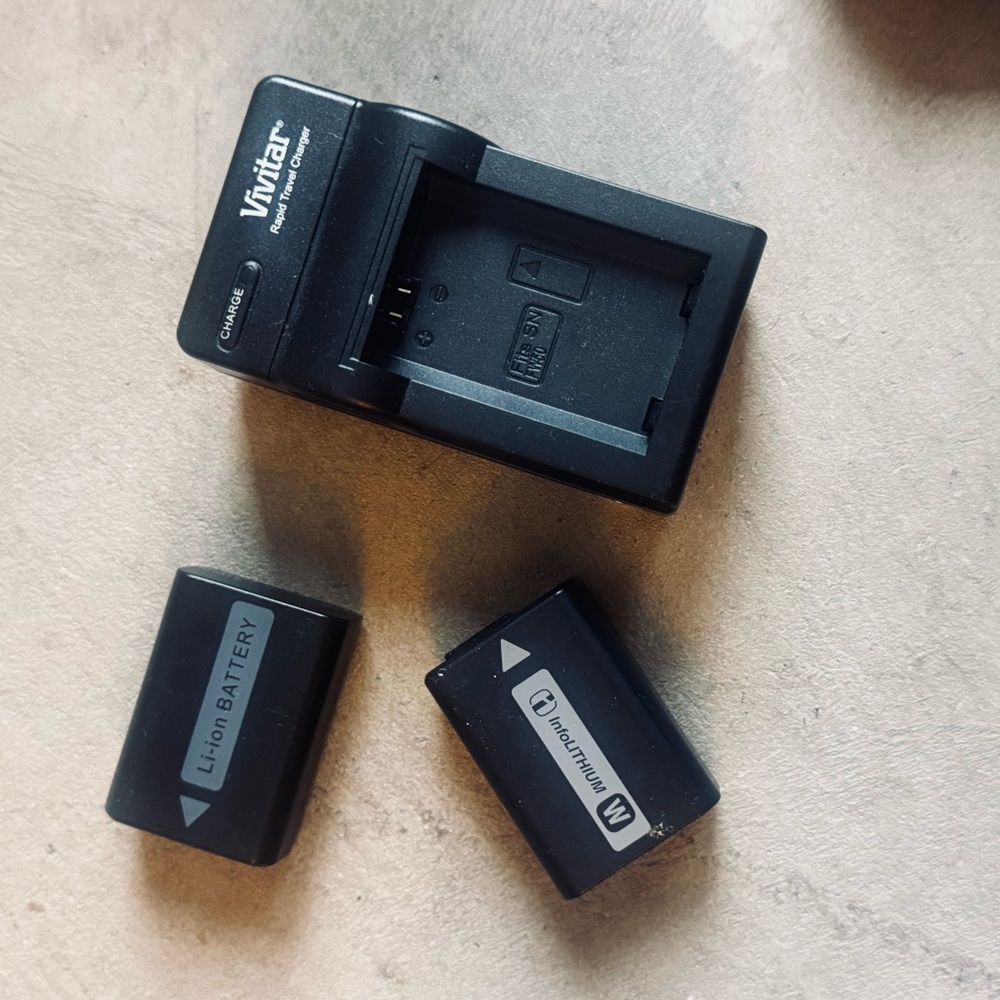 Sony Black DSLR Camera Model SLT A33 w/ large aperture lens, Battery/Charger - Picture 9 of 13